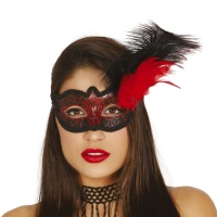 Rote und schwarze Maske mit Federn