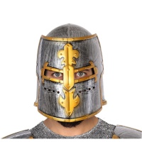 Mittelalterlicher Ritterhelm mit goldenen Details